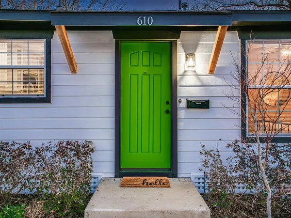 $589,900 | 610 East Texas Street, Grapevine, TX 76051