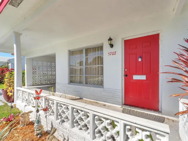 walk in closet with window