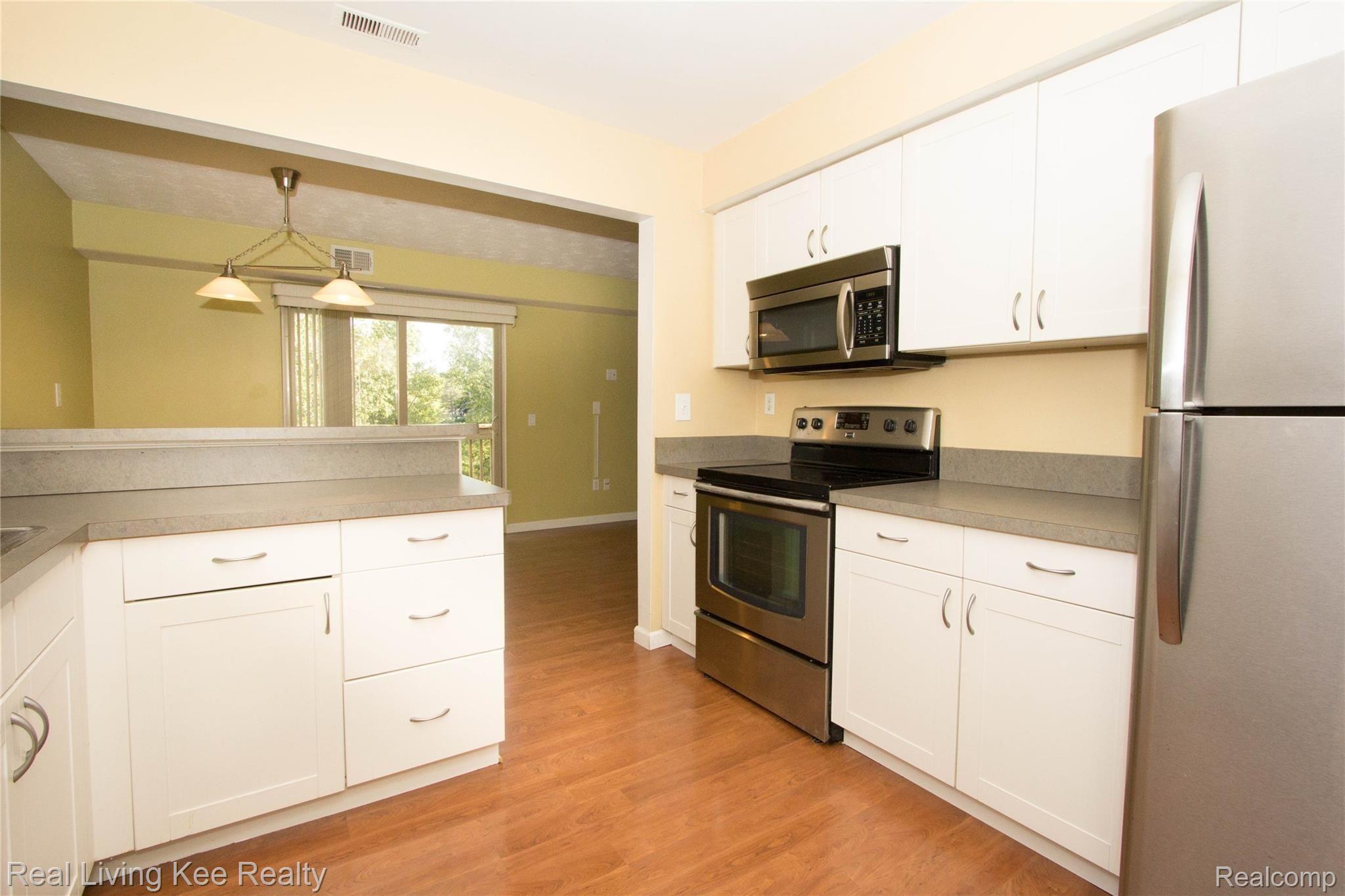 1673 Riverside Drive, Unit 6 Rochester, MI 48309 - Photo 16 of 20 Kitchen w/Stainless Steel Appliances