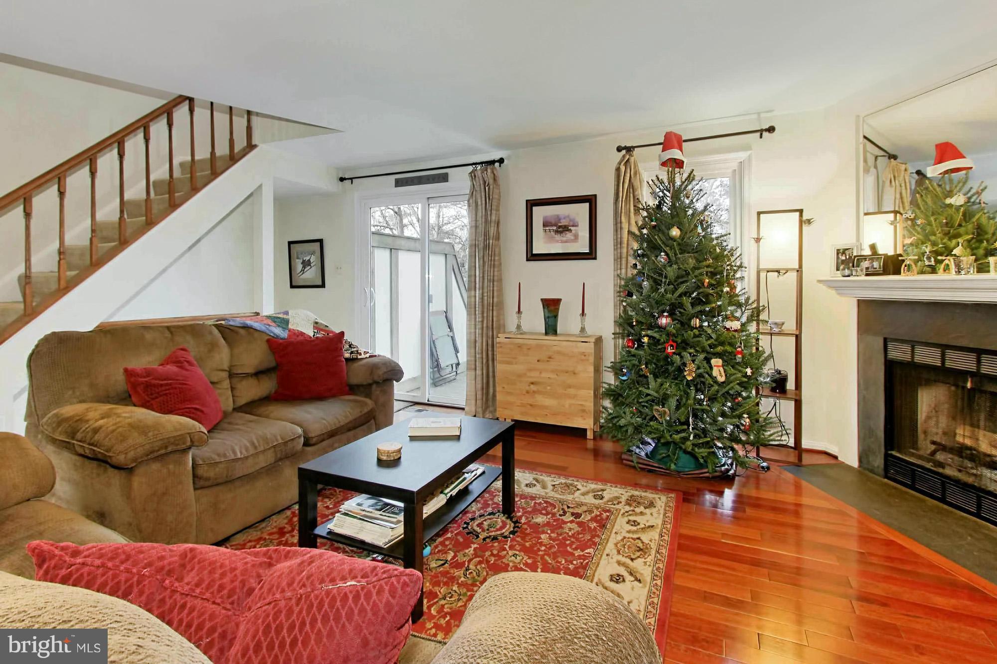 11912 Crosswind Court Reston, VA 20194 - Photo 4 of 19 Living Room