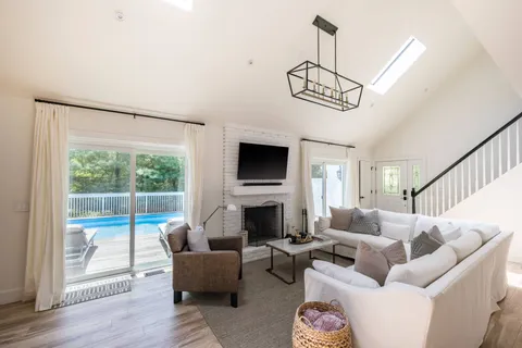 $1,795,000 | 147 Sycamore Drive, East Hampton, NY 11937