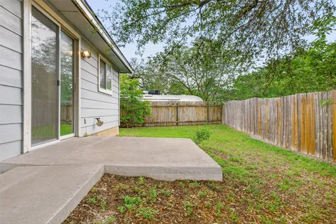 a view of front of a house with a yard