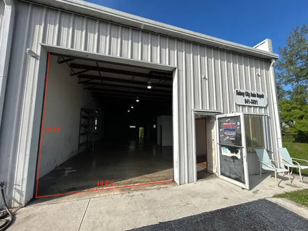 $21 | 806 Old Dixie Highway, Unit 1, Lake Park, FL 33403