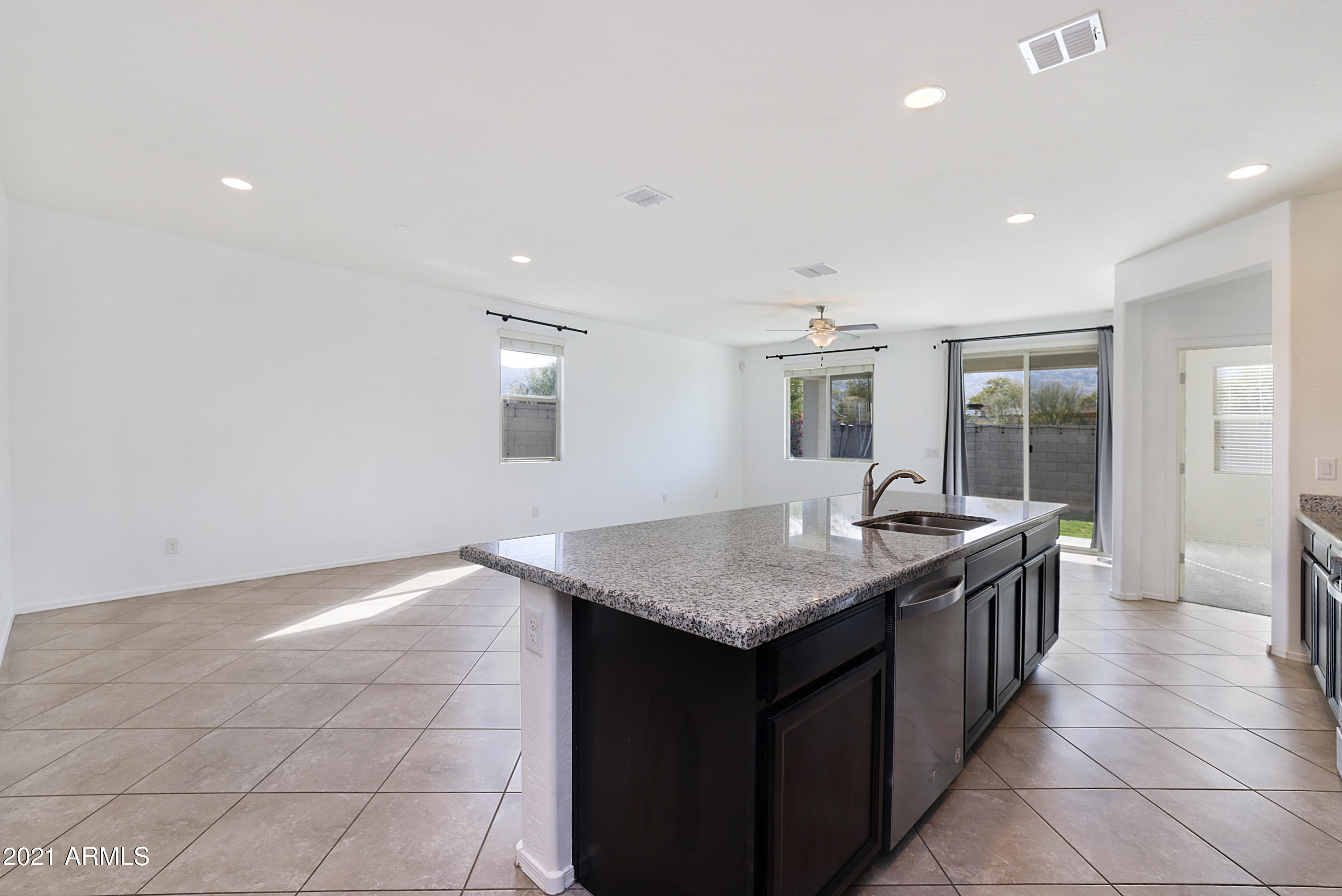 2527 East Beverly Road Phoenix, AZ 85042 - Photo 9 of 35 0H0A0947