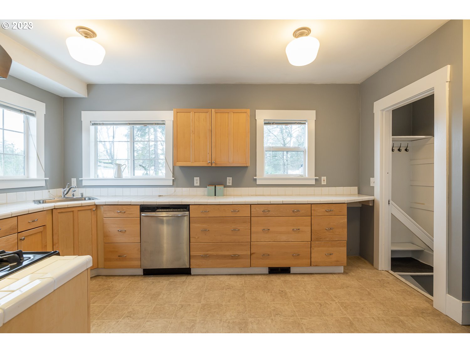 2739 Southwest Spring Garden Street Portland, OR 97219 - Photo 10 of 22 Gallery Image 10