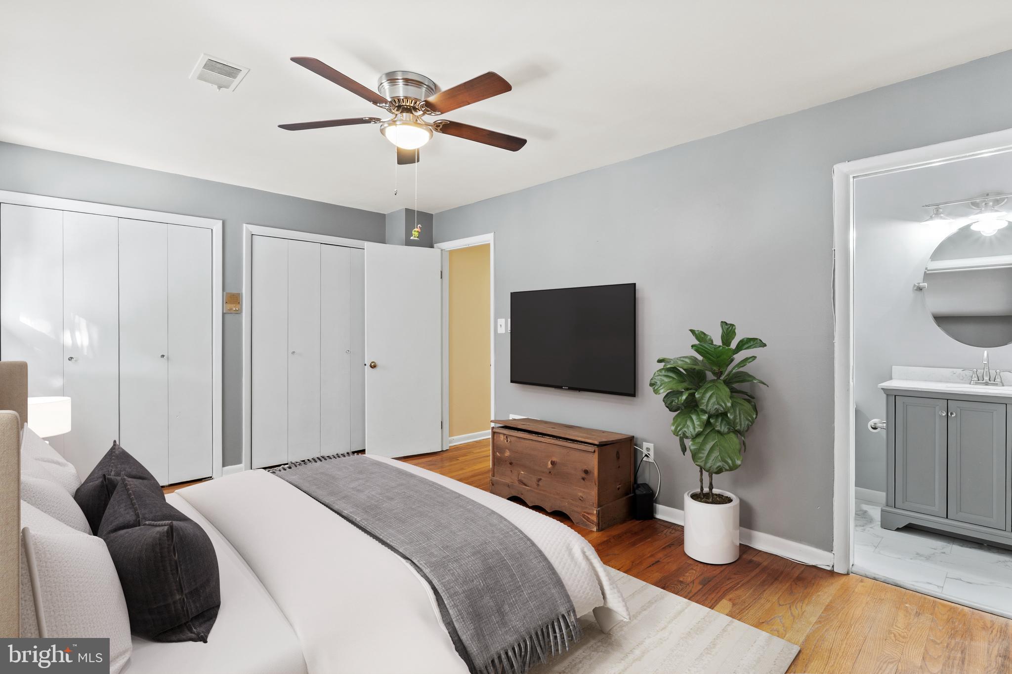 1204 Cedar Park Road, Unit 6 Annapolis, MD 21401 - Photo 22 of 51 a bedroom with a potted plant and a bed