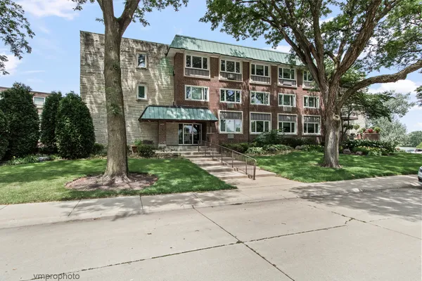 $279,000 | 2812 Bel Aire Drive, Unit 303, Arlington Heights, IL 60004