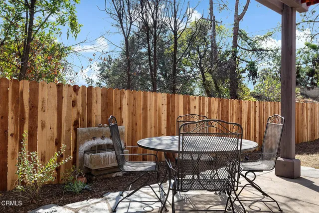 a view of a backyard