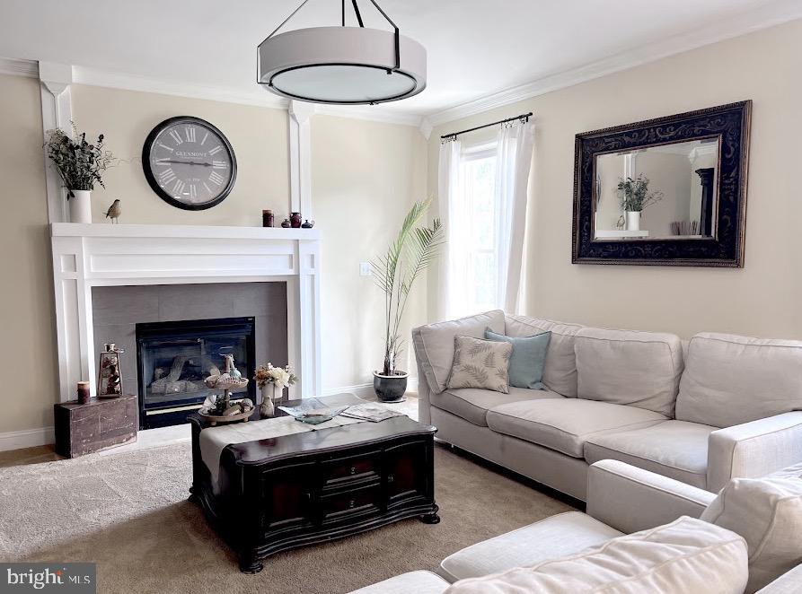 383 El Vista Drive Hanover, PA 17331 - Photo 11 of 37 Living room