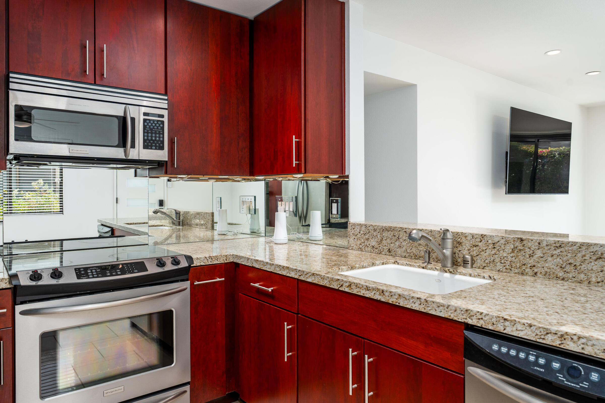 1111 East Ramon Road, Unit 29 Palm Springs, CA 92264 - Photo 11 of 39 Granite Counters