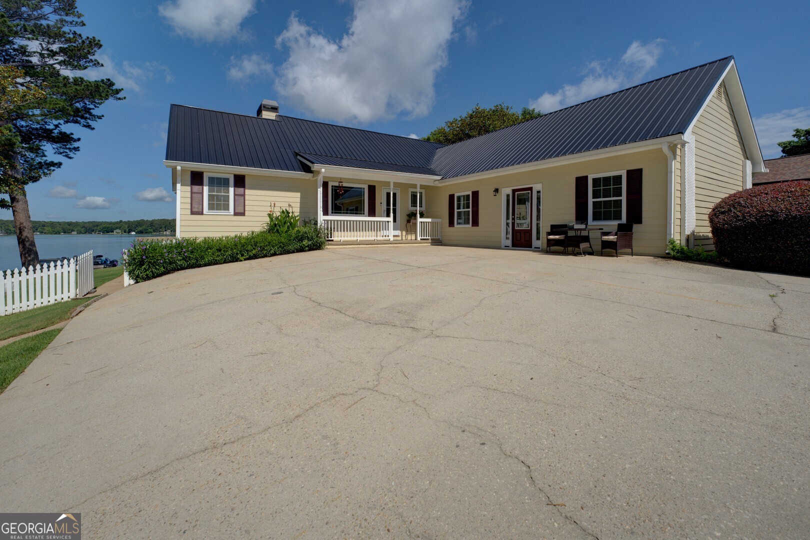 8950 Jackson Lake Road Monticello, GA 31064 - Photo 56 of 88 a front view of house with yard