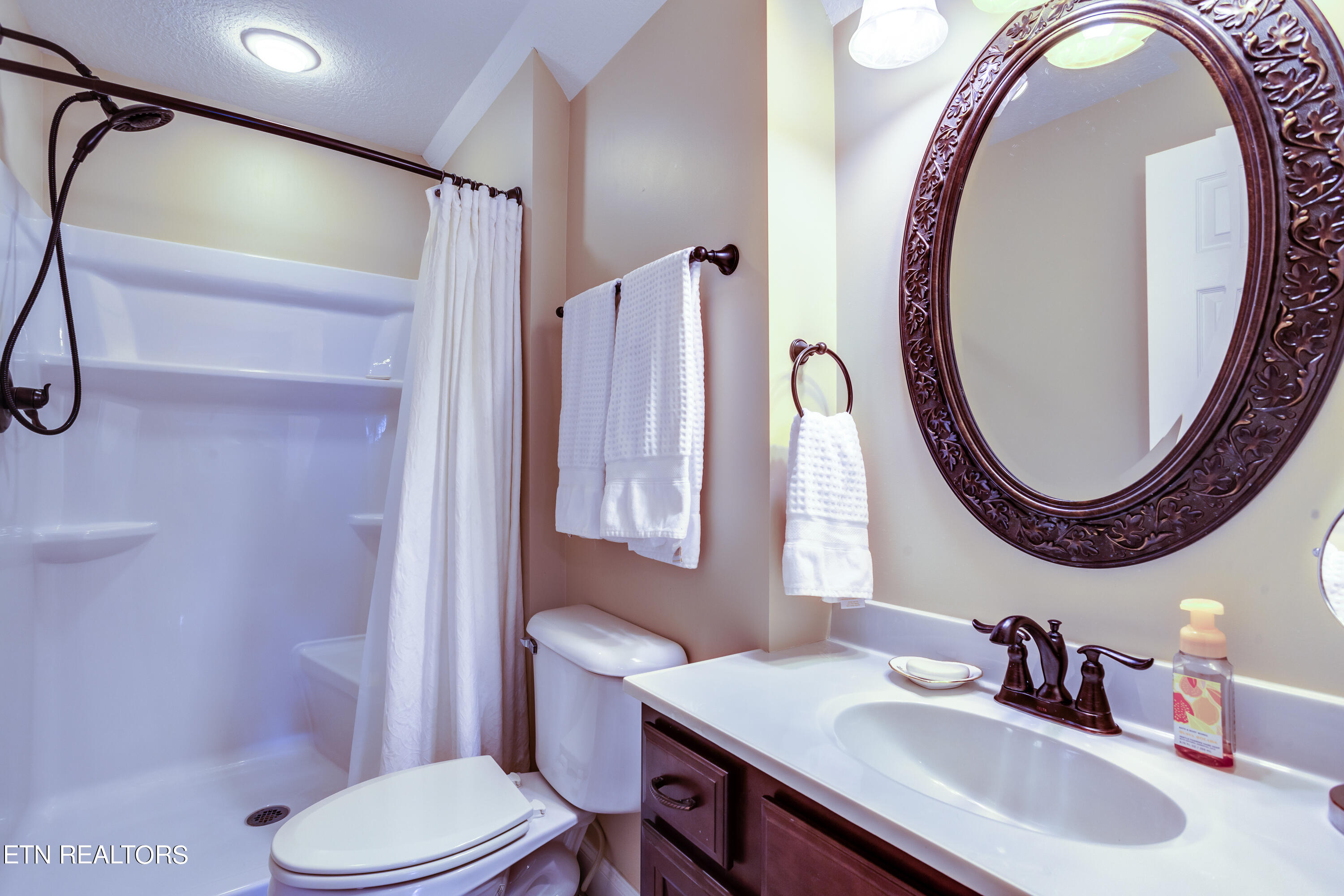 135 Deevel Boulevard Harrogate, TN 37752 - Photo 14 of 36 Upstairs bath in guest room
