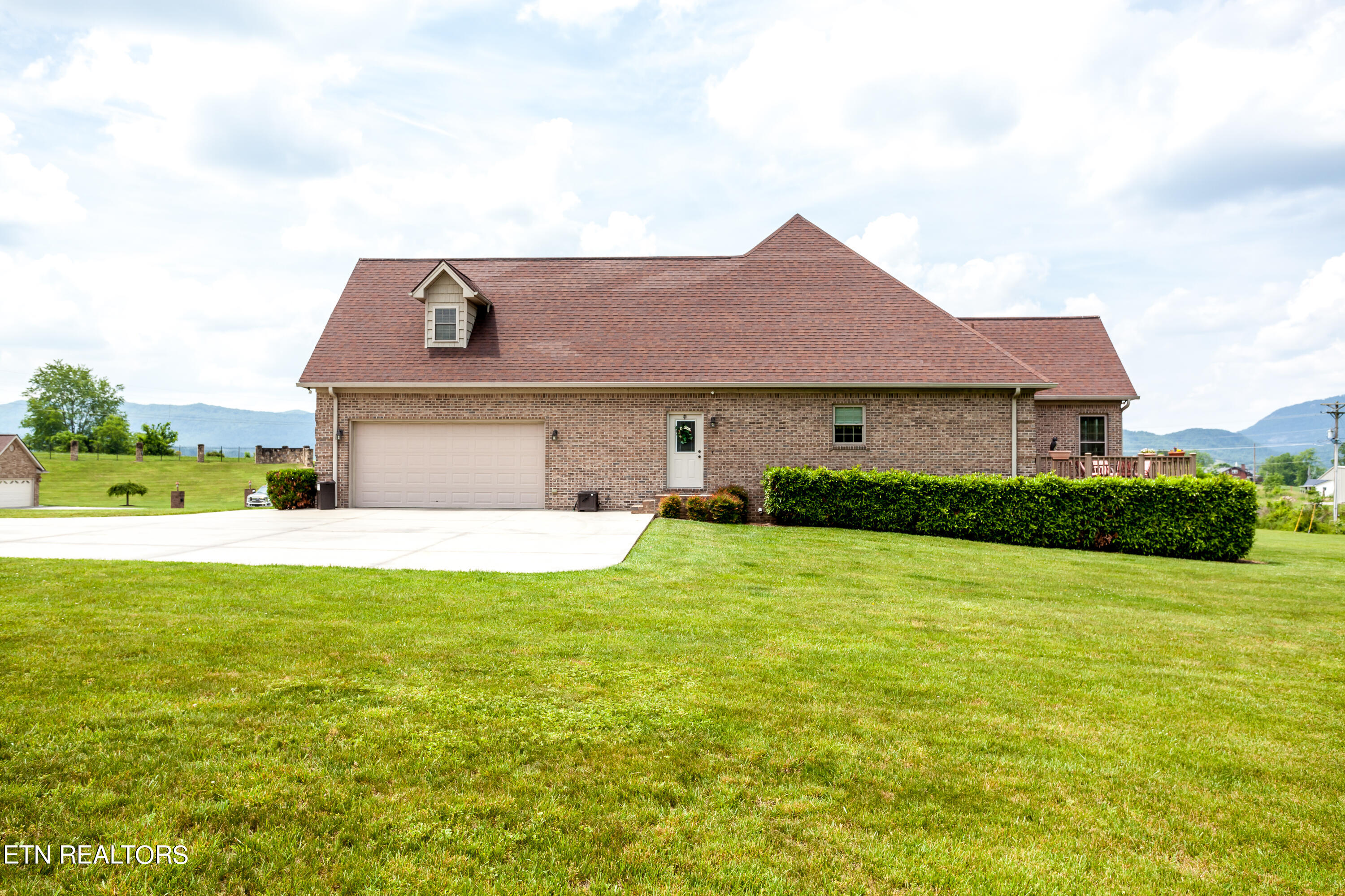 135 Deevel Boulevard Harrogate, TN 37752 - Photo 3 of 36 side entrance to laundry room