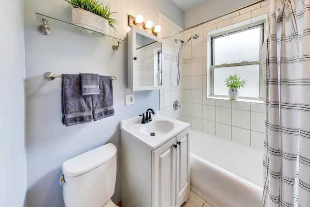 $173,500 | 243 Washington Boulevard, Unit 3A, Oak Park, IL 60302