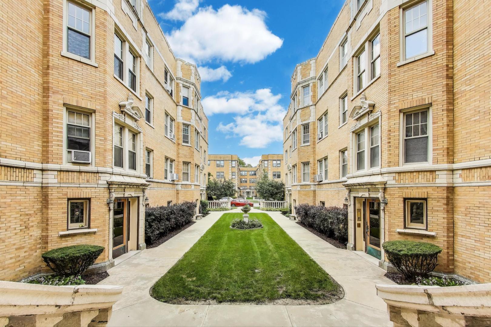 243 Washington Boulevard, Unit 3A Oak Park, IL 60302 - Photo 3 of 21 a view of a building with a yard