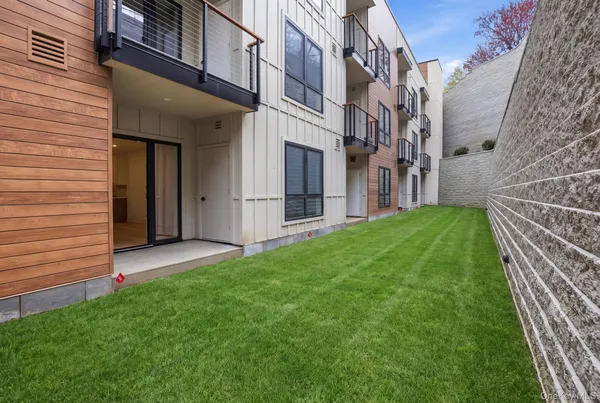 a view of a back yard of the building