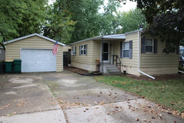 $30,000 | 92 Oak Avenue, Sandwich, IL 60548