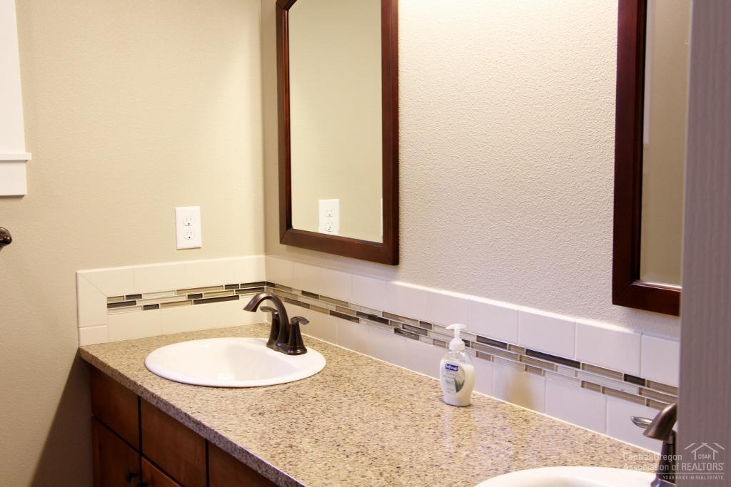60204 Navajo Road Bend, OR 97702 - Photo 8 of 13 Gallery Image 8
