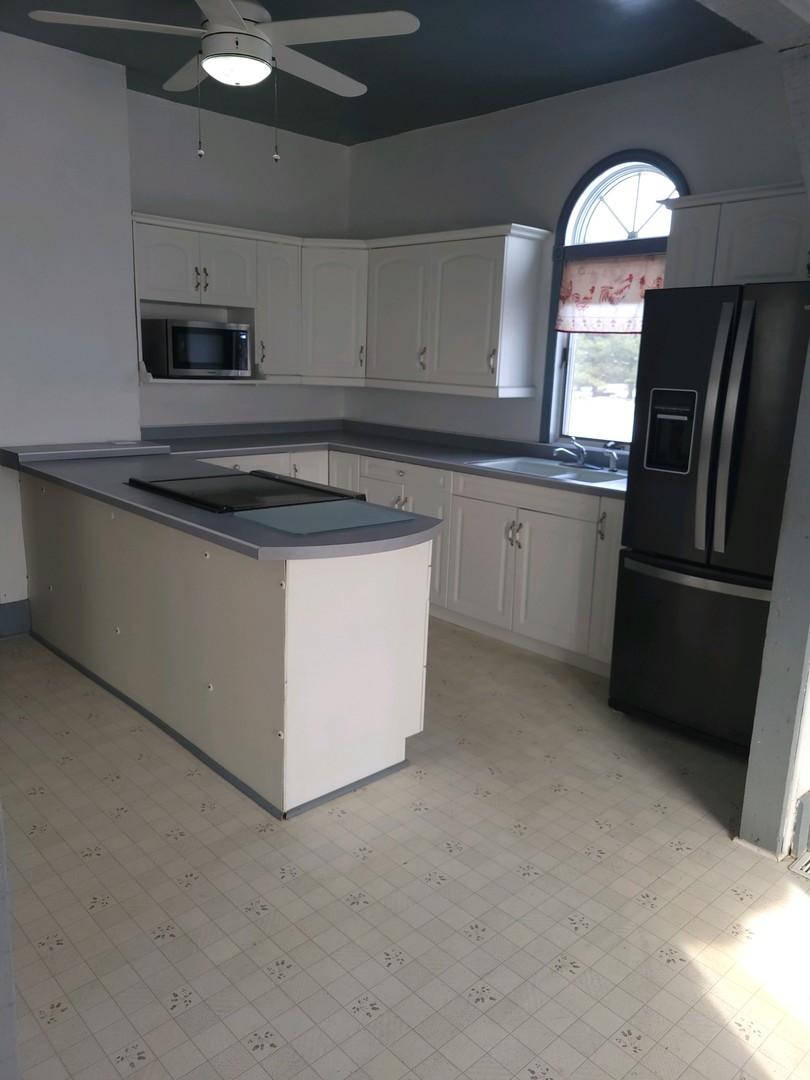 23175 Litwiller Road Delavan, IL 61734 - Photo 12 of 37 a kitchen with stainless steel appliances granite countertop a refrigerator a stove a sink and a microwave