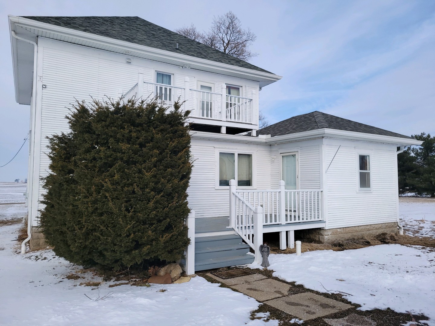 23175 Litwiller Road Delavan, IL 61734 - Photo 3 of 37 a front view of a house with a yard