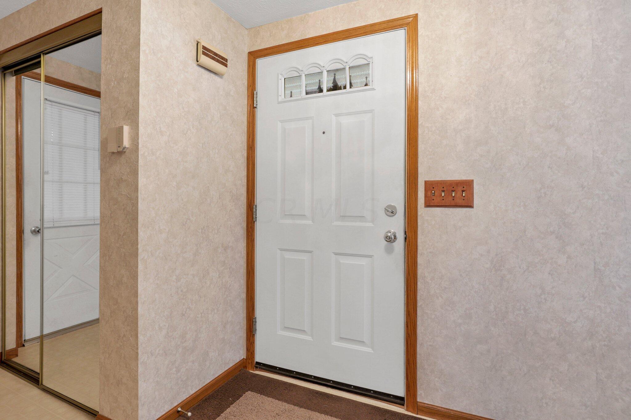 5834 Riverton Road Columbus, OH 43232 - Photo 4 of 58 Front Foyer