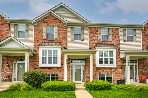 $349,900 | 2406 Neubauer Circle, Unit 143, Lindenhurst, IL 60046