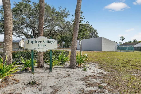 a sign that is on the side of the road