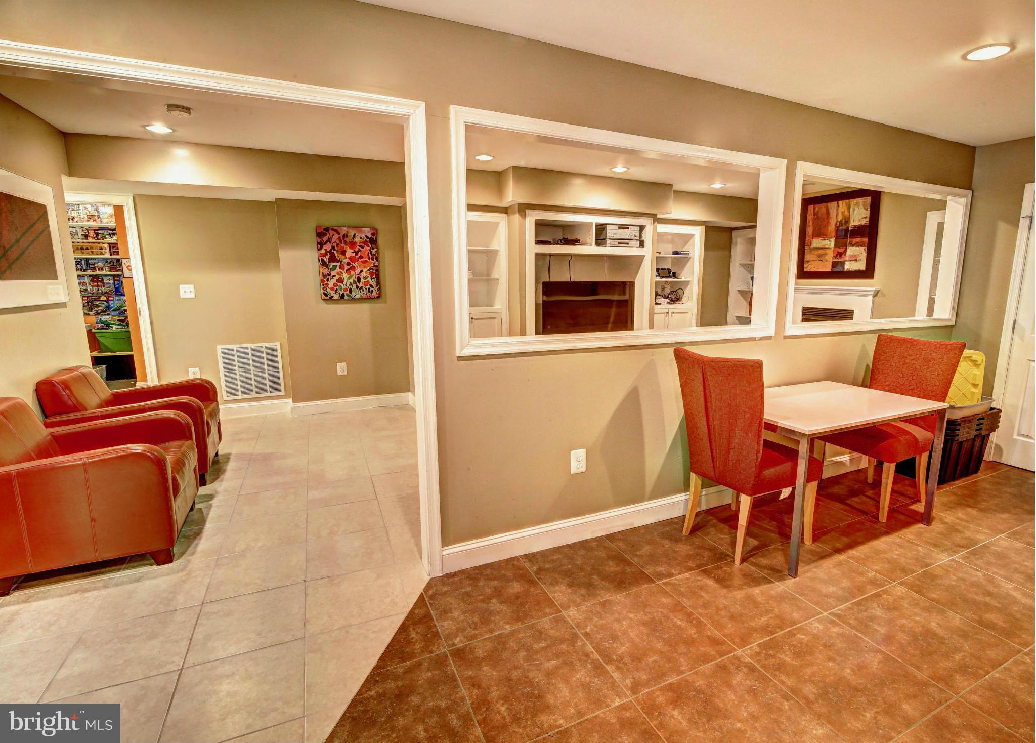 201 Ken Culbert Jr. Road Purcellville, VA 20132 - Photo 20 of 30 Family Room