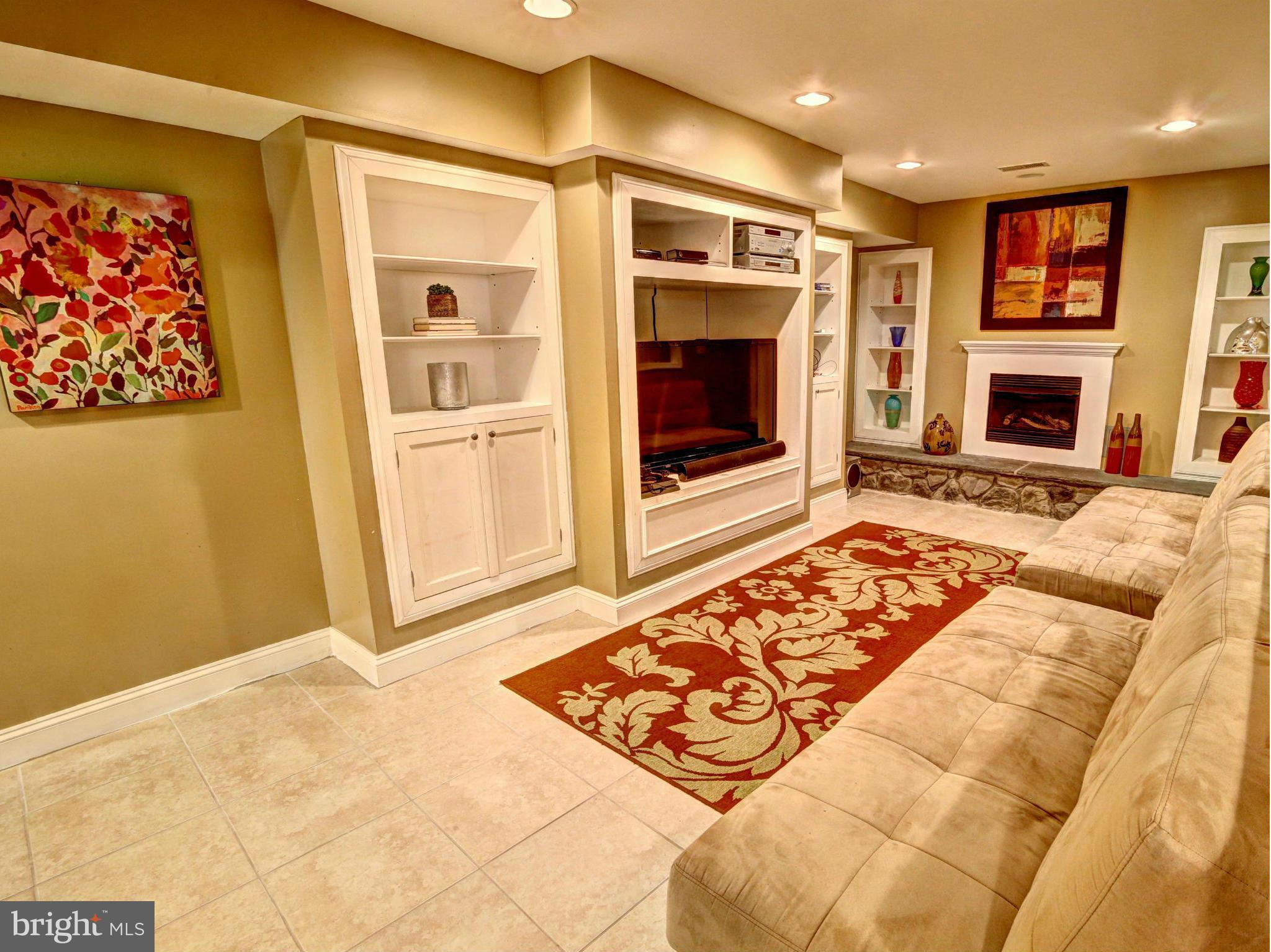 201 Ken Culbert Jr. Road Purcellville, VA 20132 - Photo 21 of 30 Family Room