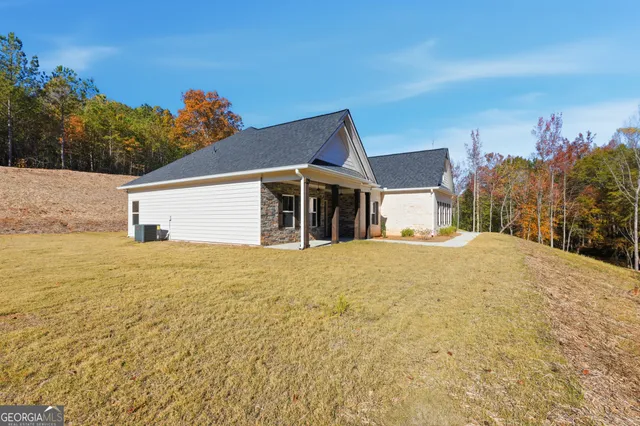 a view of a house with a yard