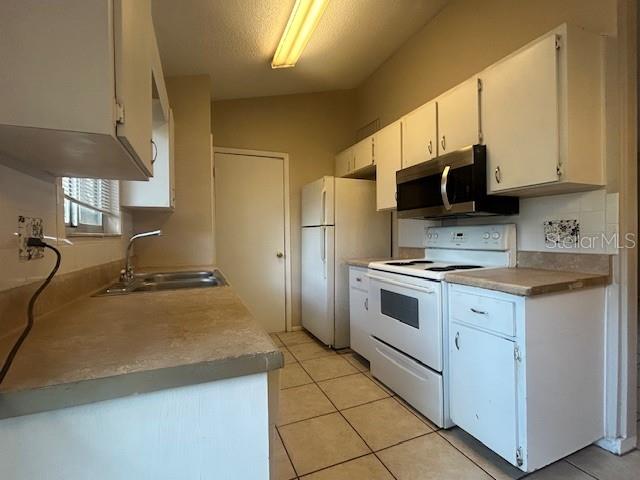 2523 Alexa Court Winter Park, FL 32792 - Photo 6 of 20 a kitchen with a stove a sink and a refrigerator
