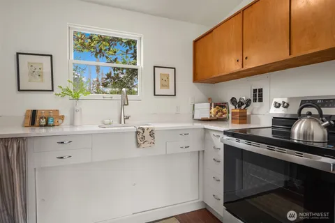 $284,000 | 1519 5th Avenue West, Unit 5, Seattle, WA 98119