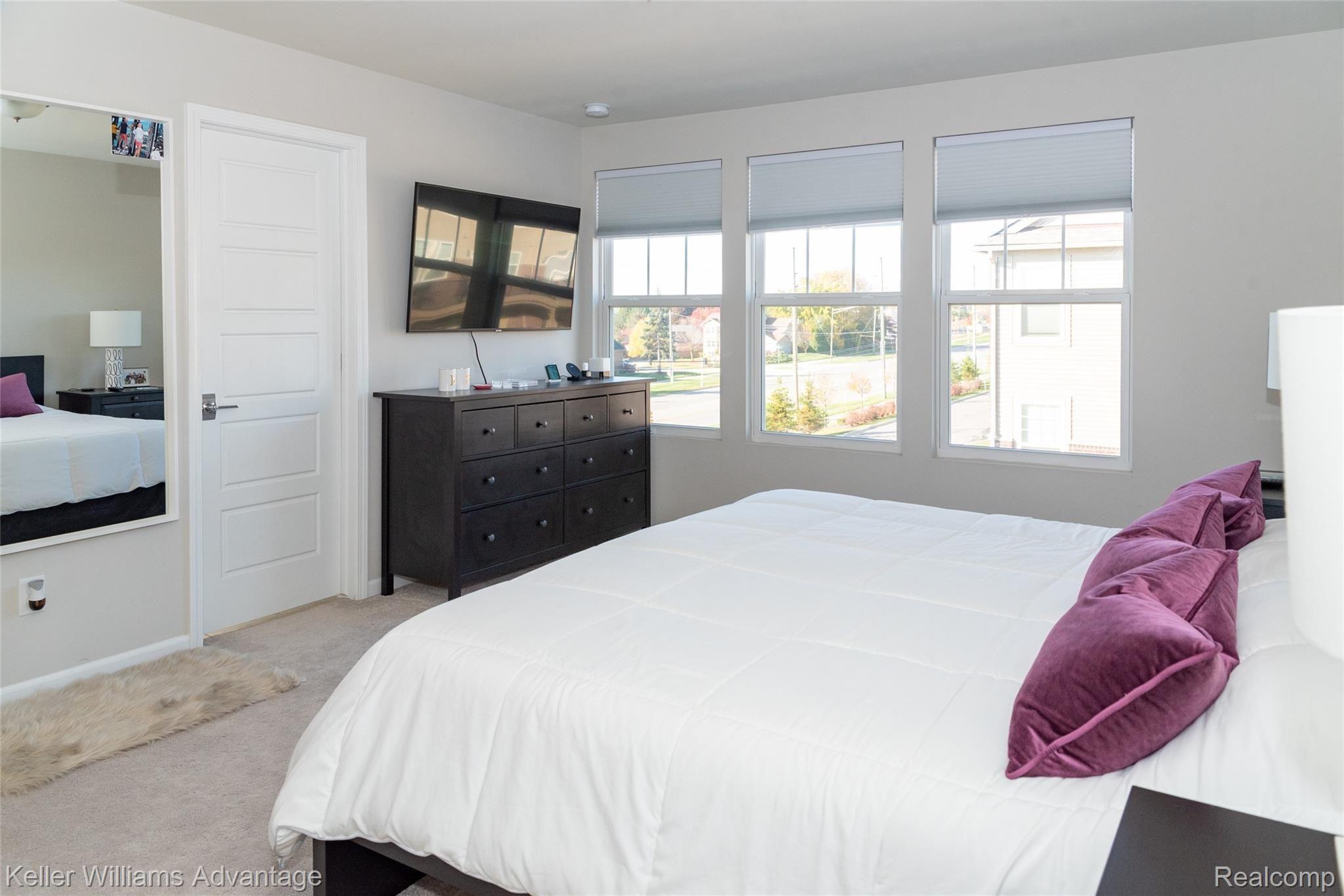 2988 Hartwick Drive Rochester, MI 48307 - Photo 20 of 45 Master suite
