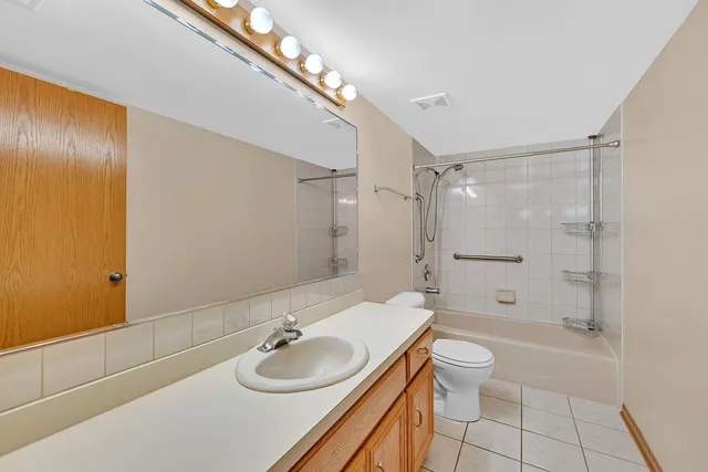 $200,000 | 5041 139th Place, Unit 406, Crestwood, IL 60418