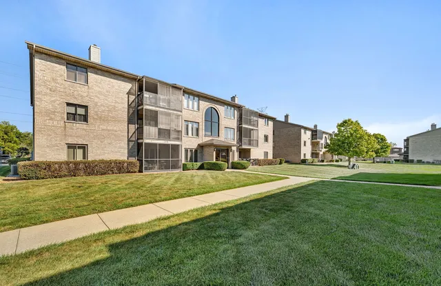 $200,000 | 5041 139th Place, Unit 406, Crestwood, IL 60418