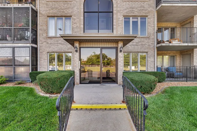 $200,000 | 5041 139th Place, Unit 406, Crestwood, IL 60418
