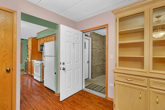 $200,000 | 5041 139th Place, Unit 406, Crestwood, IL 60418