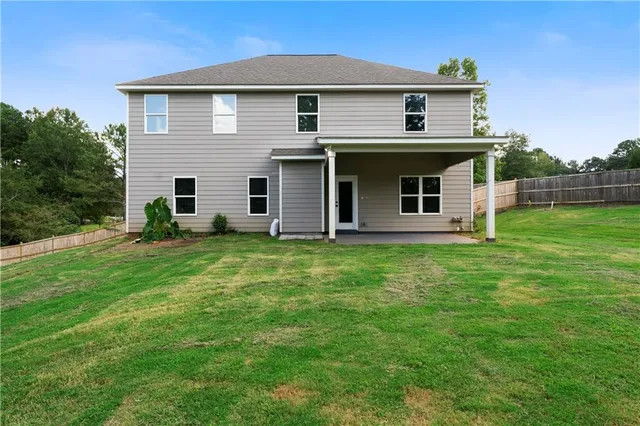 a view of a house with backyard