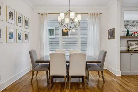 a en suite bathroom with a double vanity sink and a mirror