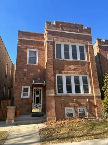 $2,300 | 5814 North Campbell Avenue, Unit 2, Chicago, IL 60659