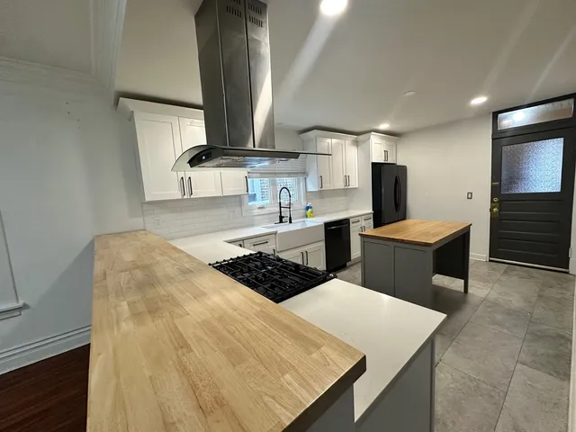 $2,300 | 5814 North Campbell Avenue, Unit 2, Chicago, IL 60659