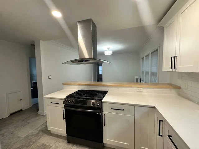 $2,300 | 5814 North Campbell Avenue, Unit 2, Chicago, IL 60659