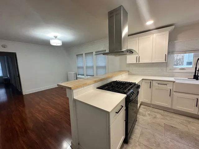 $2,300 | 5814 North Campbell Avenue, Unit 2, Chicago, IL 60659