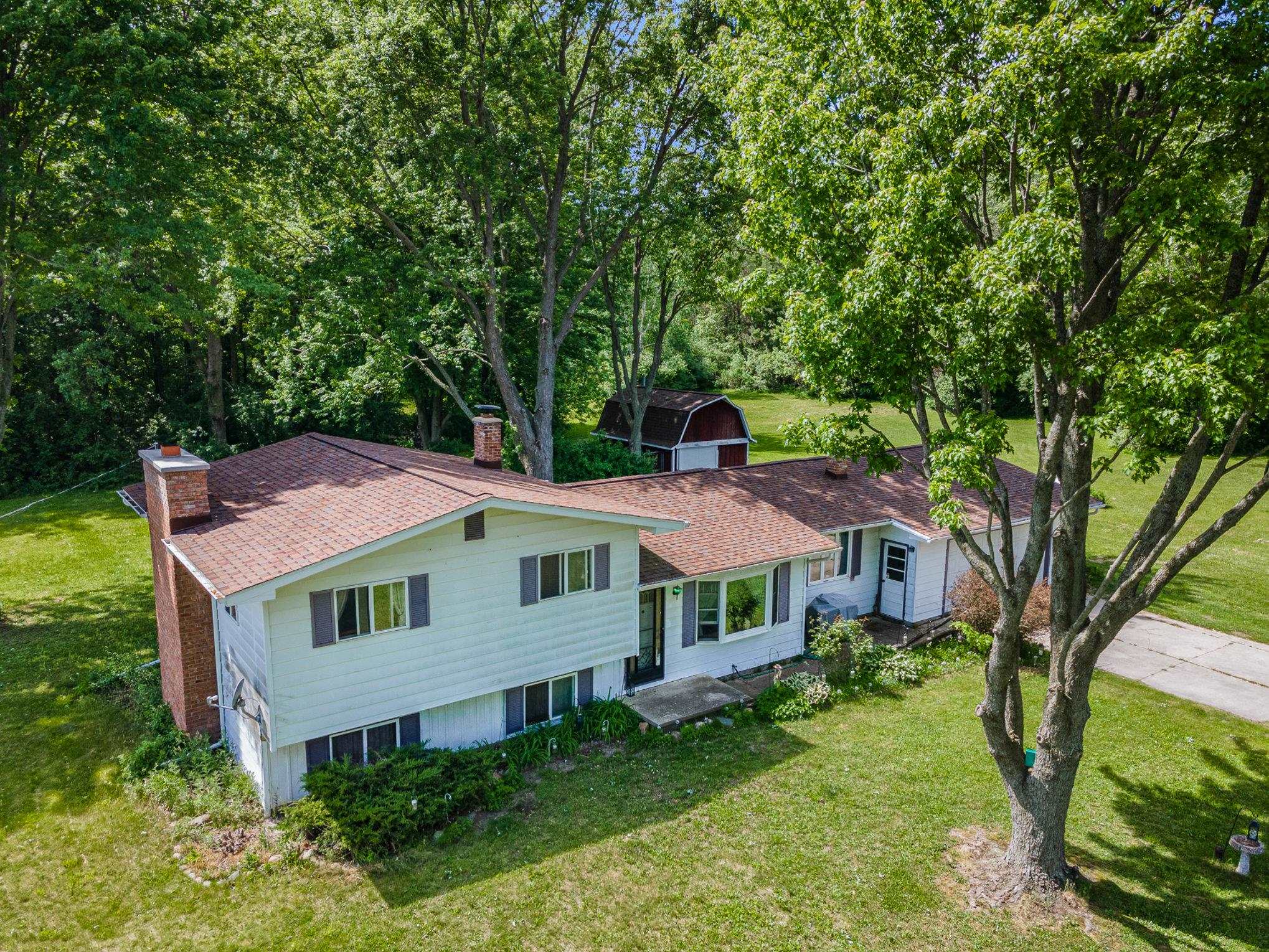 10827 Carter Road Freeland, MI 48623 - Photo 2 of 36