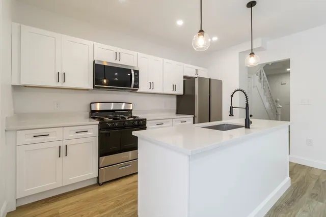 $4,000 | 2 Elmwood Street, Unit 2, Amesbury, MA 01913