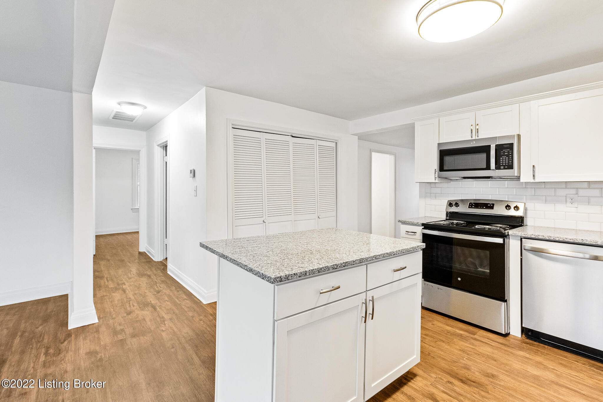 4706 Dover Road Louisville, KY 40216 - Photo 6 of 22 4706 Dover Rd-12
