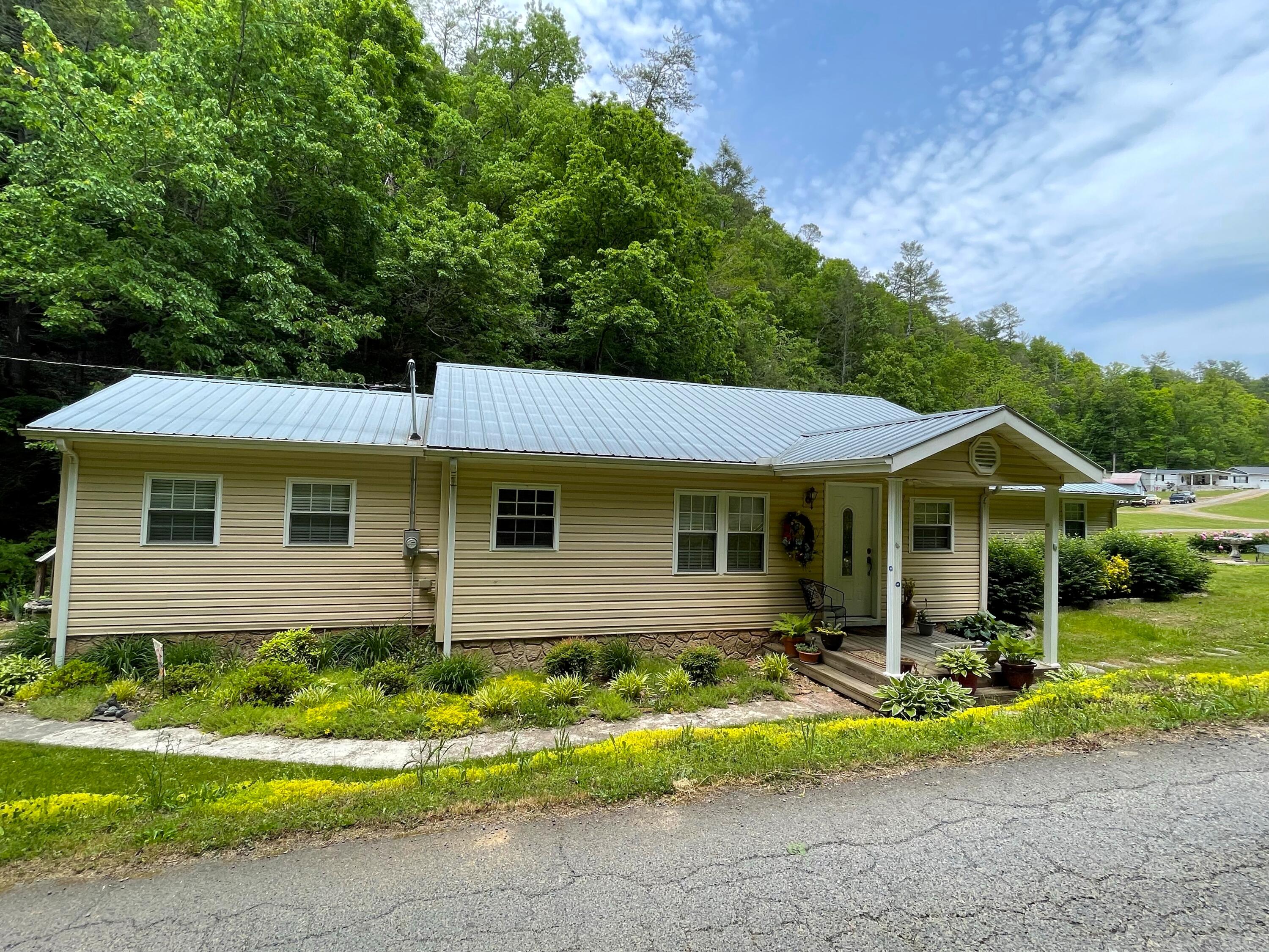 4121 Grindstaff Road Hartford, TN 37753 - Photo 1 of 31 1
