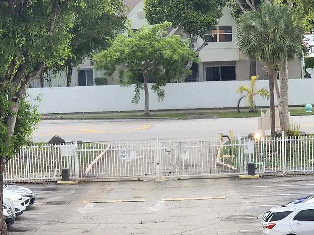 $1,670 | 17530 Northwest 68th Avenue, Unit C4002, Hialeah, FL 33015