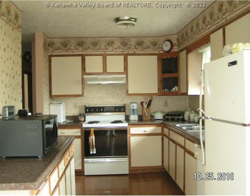 492 Siegrist Road Letart, WV 25253 - Photo 5 of 8 Kitchen.