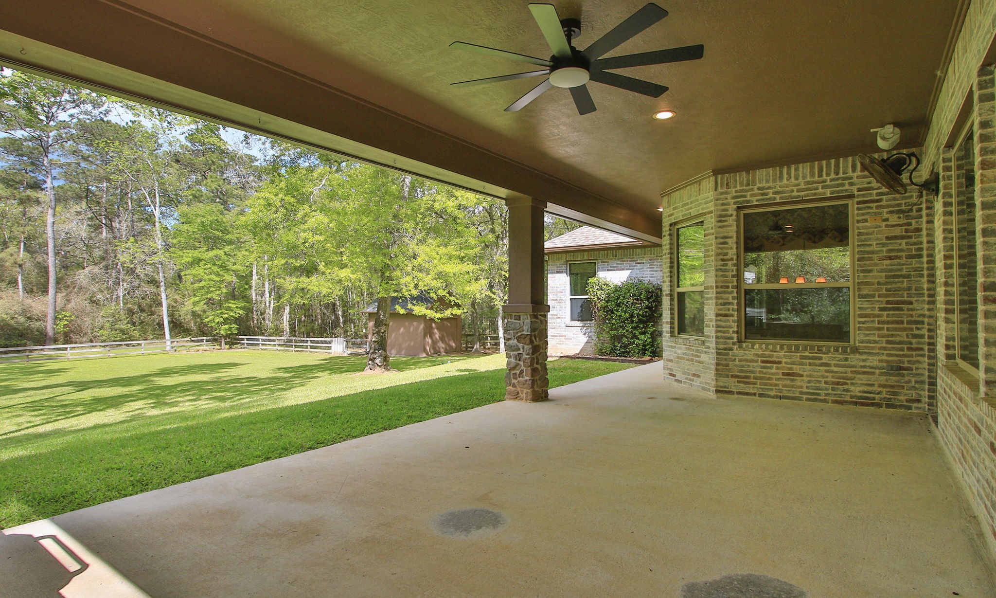 28007 Hickory Court Magnolia, TX 77355 - Photo 40 of 49 a big room with yard and balcony